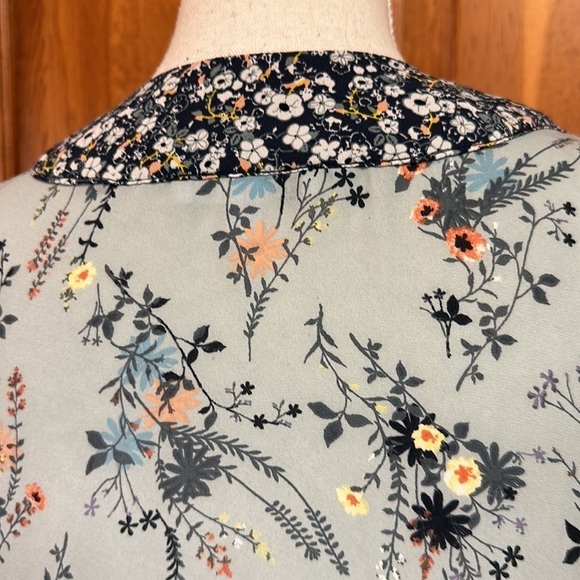 DR2 Floral Bell Sleeve Floral w/Ditsy Floral V-Neck Boho Blouse Small - Picture 6 of 12